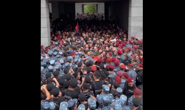 У здания МИД между полицейскими и протестующими произошли столкновения (видео)